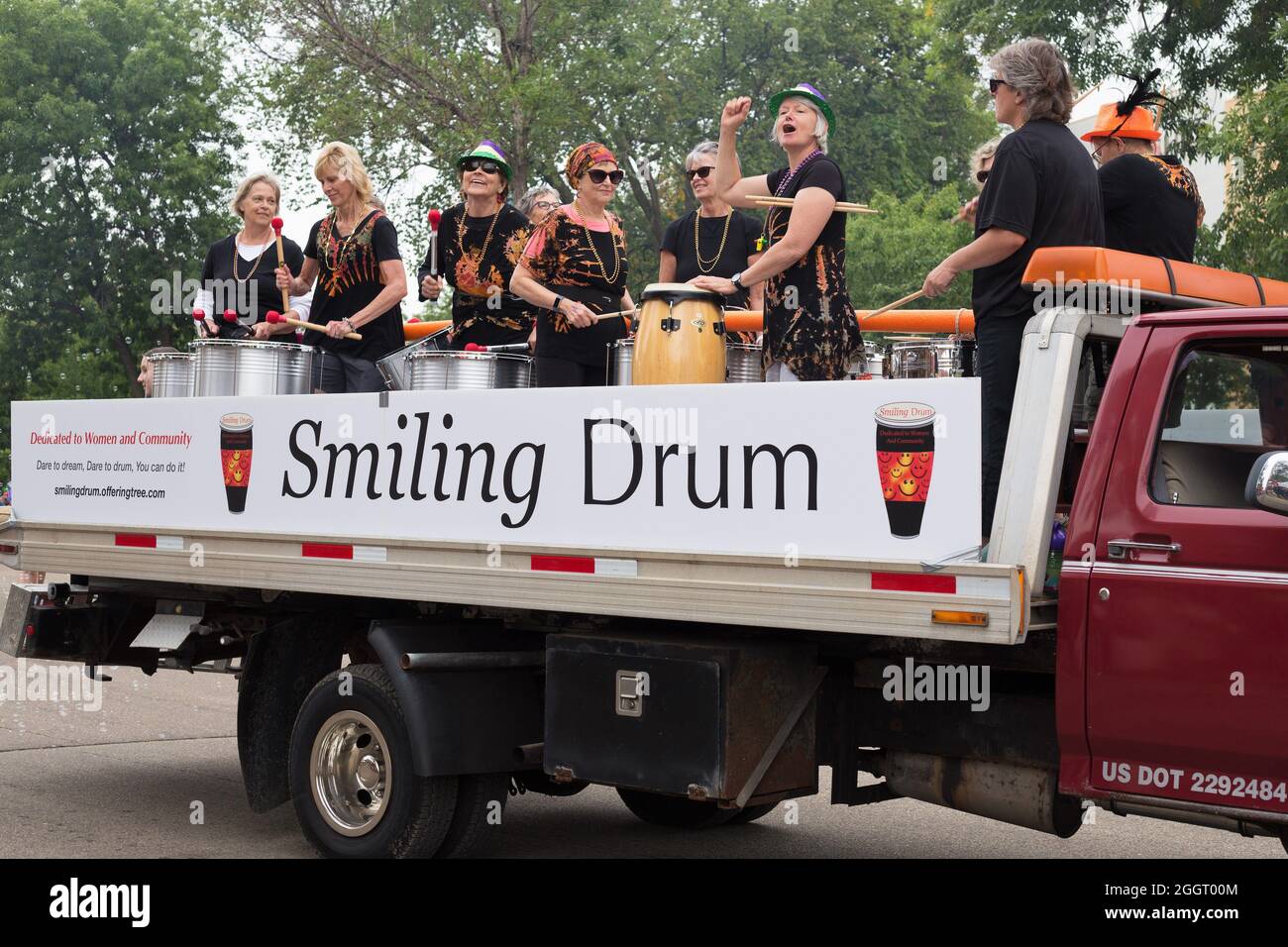 Frauen von Smiling Drum, einer Trommelgruppe, die auf der Minnesota State Fair auftreten. Stockfoto