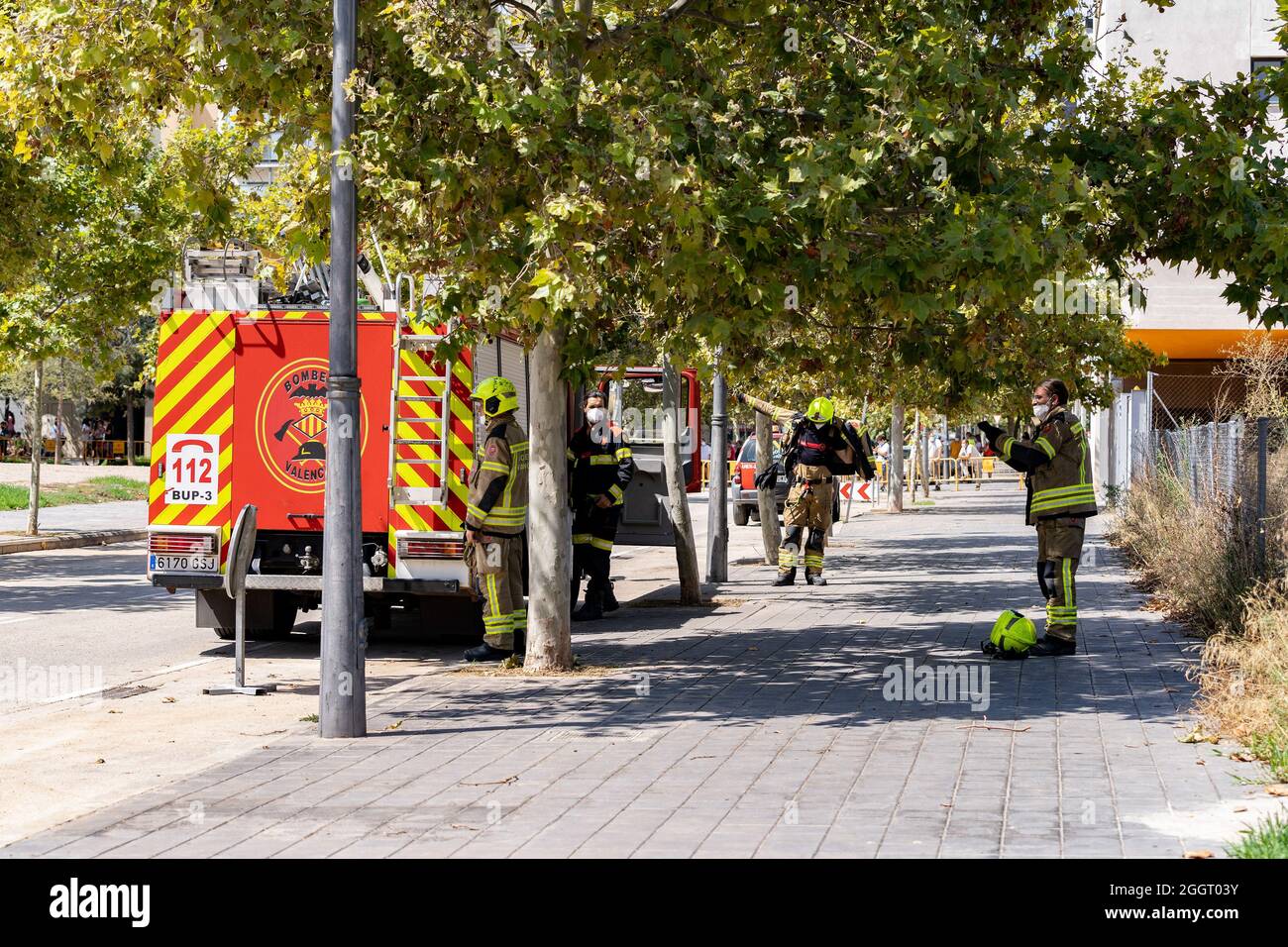 Valencia, Spanien. September 2021. Feuerwehrmänner an der Mascleta der Pyrotechnik Tomas gesehen, bevor sie angezündet wurden. Kredit: SOPA Images Limited/Alamy Live Nachrichten Stockfoto