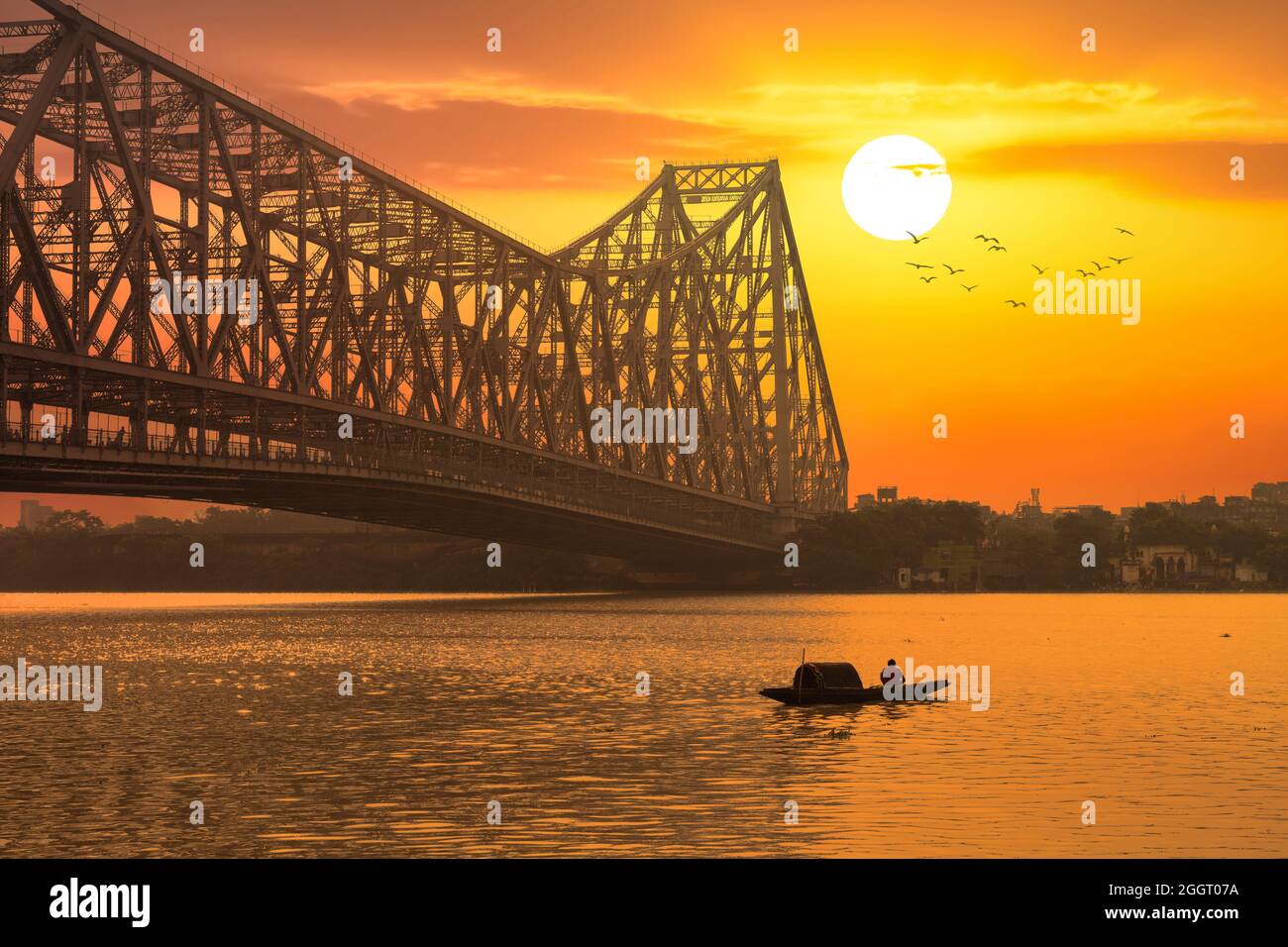 Howrah Brücke mit Fischerboot auf dem Fluss Ganges bei Sonnenaufgang in Kalkutta Indien Stockfoto