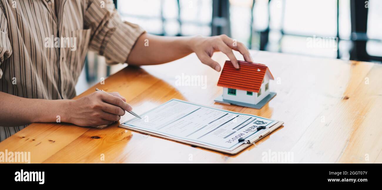 Immobilienmakler bieten Hand für Kunden unterzeichnen Vertrag Unterzeichnung für Kauf oder Verkauf Haus. Immobilien Konzept Kontakt Vereinbarung Konzept Stockfoto