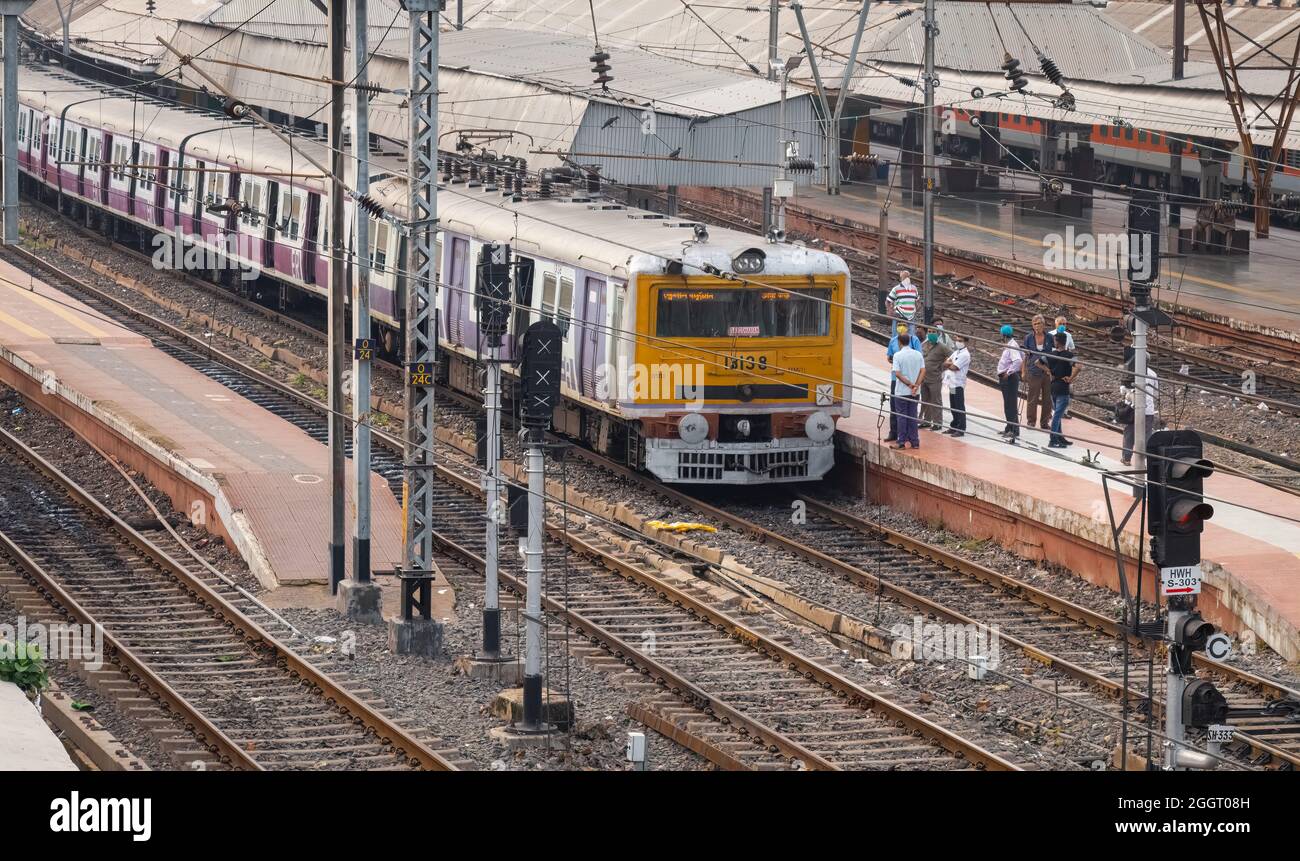 Indischer Eisenbahn lokaler Personenzug wartet auf Abfahrt am Howrah Bahnhofsplatz in Kalkata Stockfoto