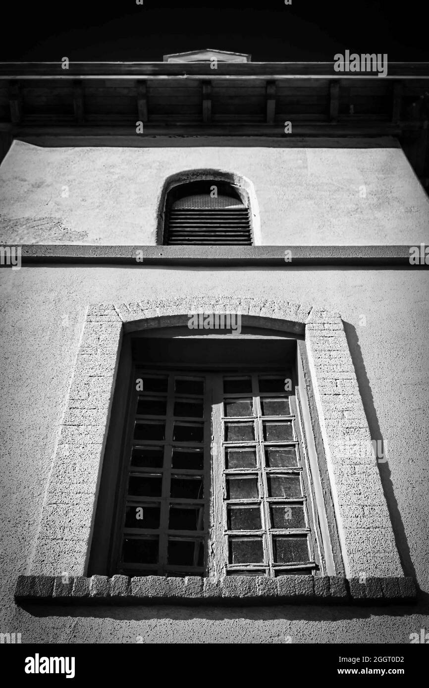 Die Unterseite und das Fenster des Kirchturms der Ysleta Mission, erbaut 1682, in El Paso, Texas. Stockfoto