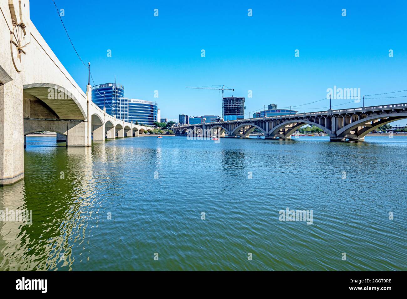 Tempe Skyline von der Mill Avenue Bridge aus mit Blick über den Tempe Town Lake bis zur Innenstadt von Tempe in Arizona. Stockfoto