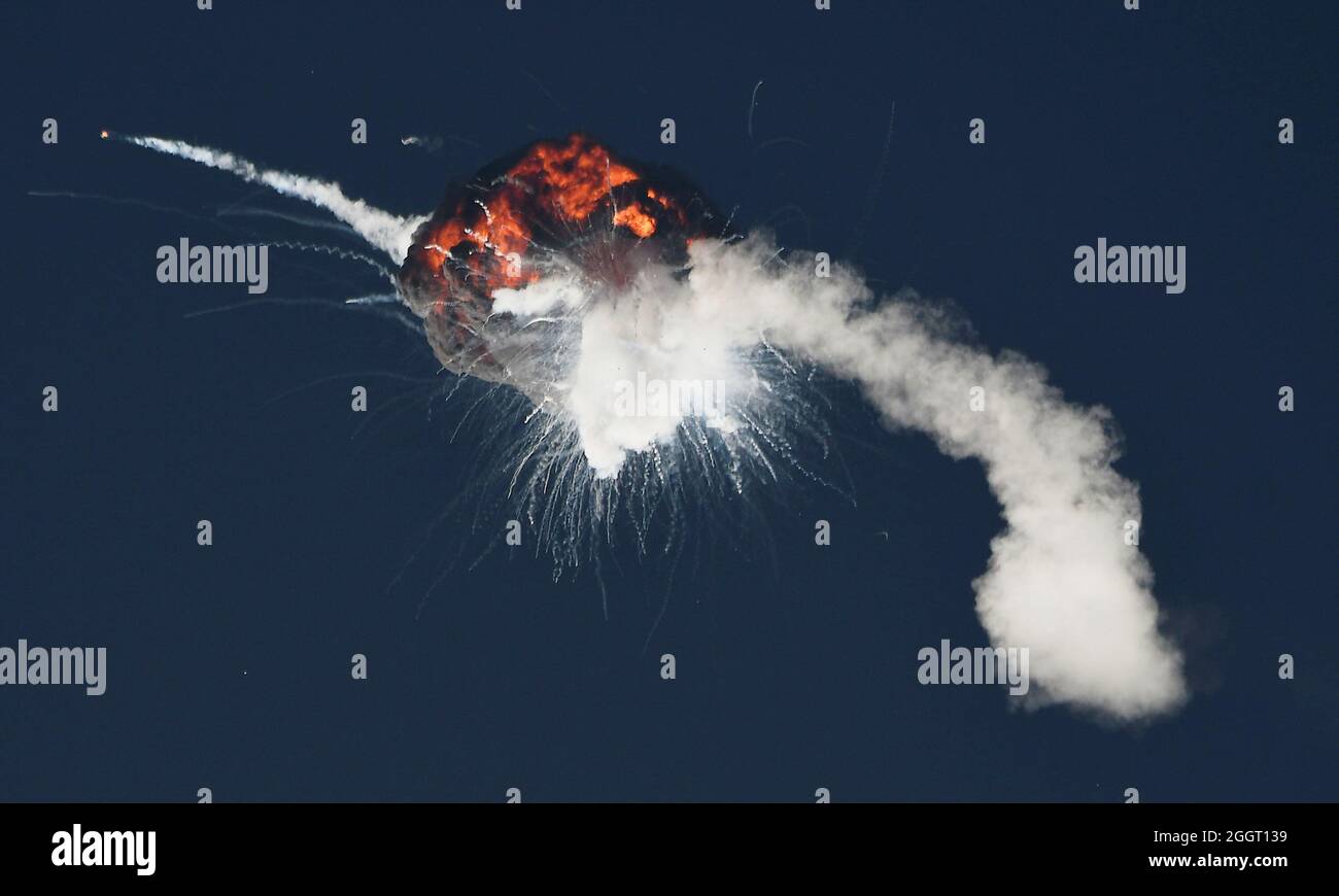 Die erste Alpha-Rakete von Firefly Aerospace erleidet beim ersten Start eine katastrophale Anomalie, die 2 Minuten, 30 Sekunden nach dem Start von der Vandenberg Space Force Base, Kalifornien, USA, zum Verlust des Fahrzeugs führte. 2. September 2021. REUTERS/Gene Blevins Stockfoto