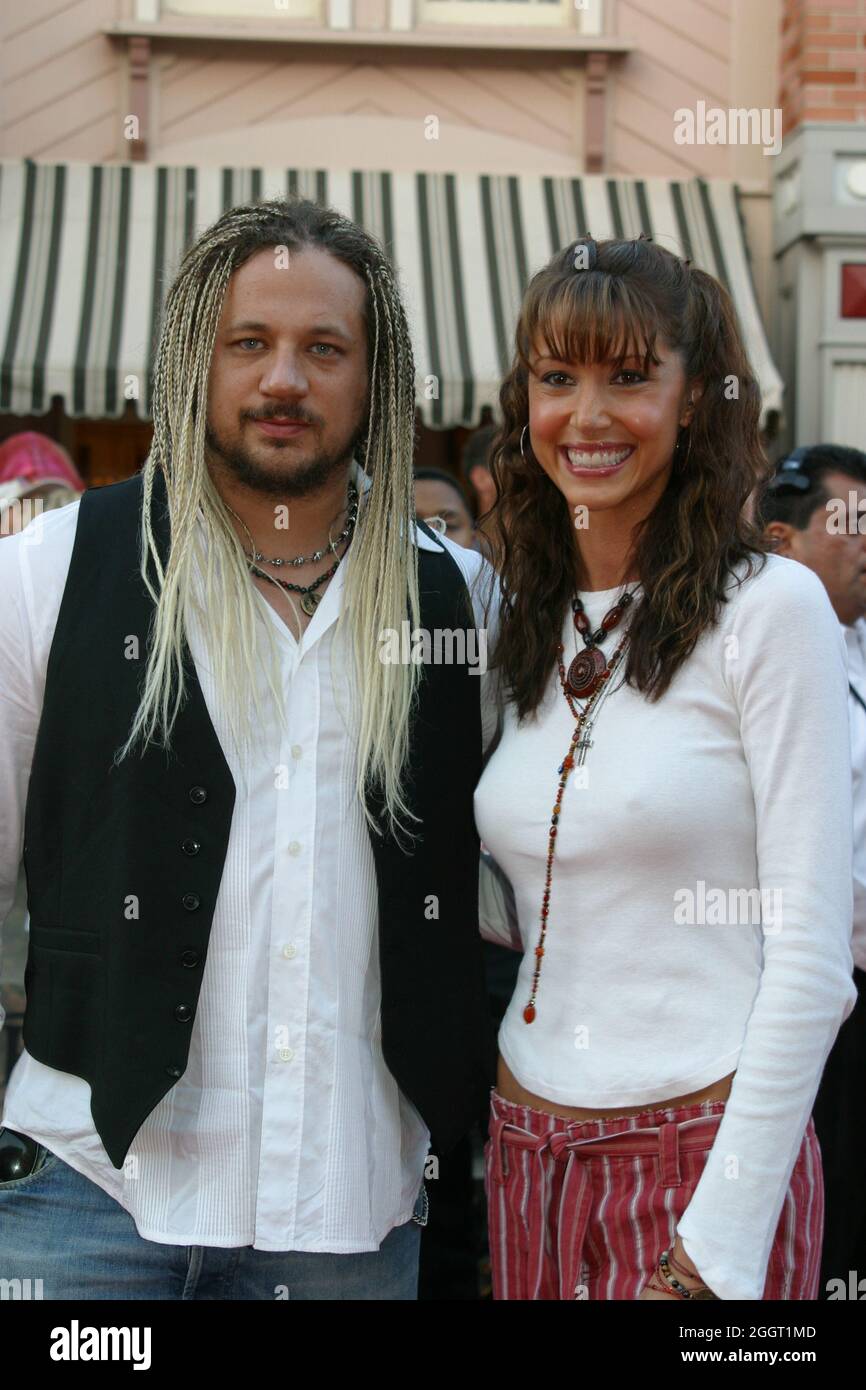 Joseph Reitman, Shannon Elizabeth 06/28/03 'Fluch der Karibik: Der Fluch der schwarzen Perle' Premiere im Disneyland Park, Anaheim Foto von Kazumi Nakamoto/www.HNW/PictureLux - Aktenzeichen # 34202-0212HNWPLX Stockfoto