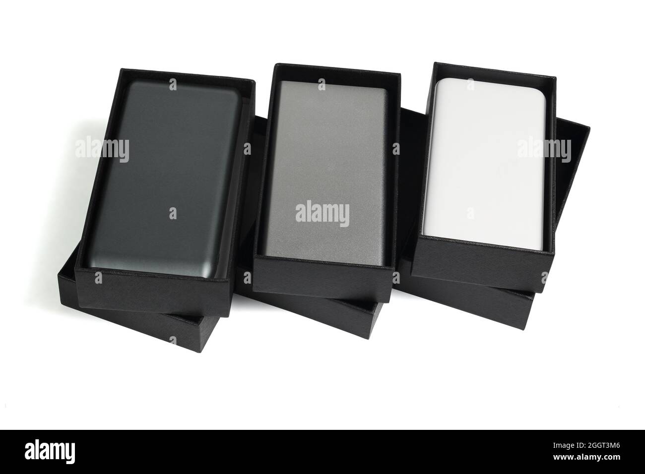 Drei Boxen mit Handphone Power Banks auf weißem Hintergrund Stockfoto
