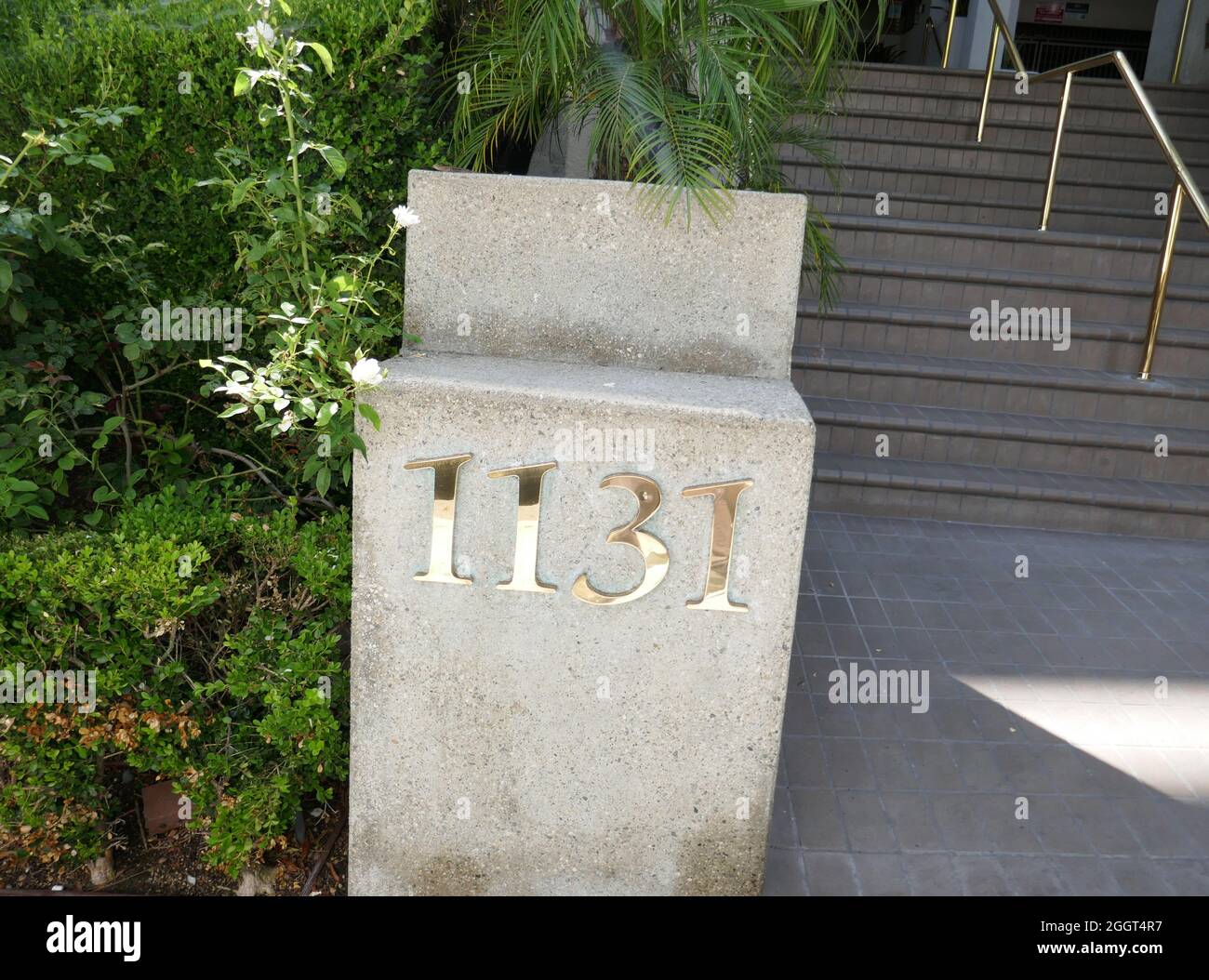 West Hollywood, California, USA 2. September 2021 Eine allgemeine Sicht auf die Atmosphäre von Theodore Bikels früherem Zuhause/Wohnsitz in der 1131 Alta Loma Road am 2. September 2021 in West Hollywood, Kalifornien, USA. Foto von Barry King/Alamy Stockfoto Stockfoto