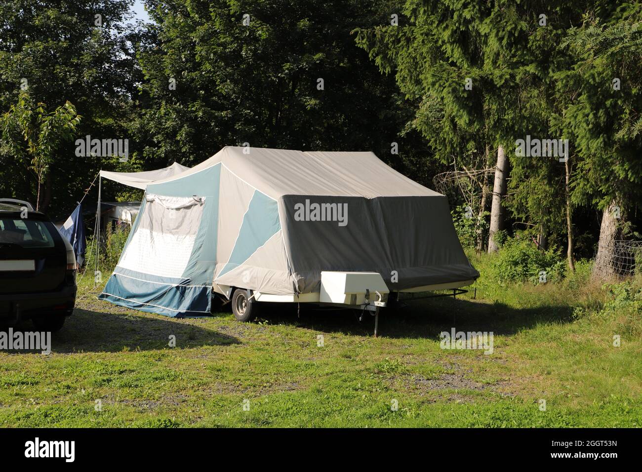 Ein alter Klappwagen auf einem Campingplatz Stockfoto