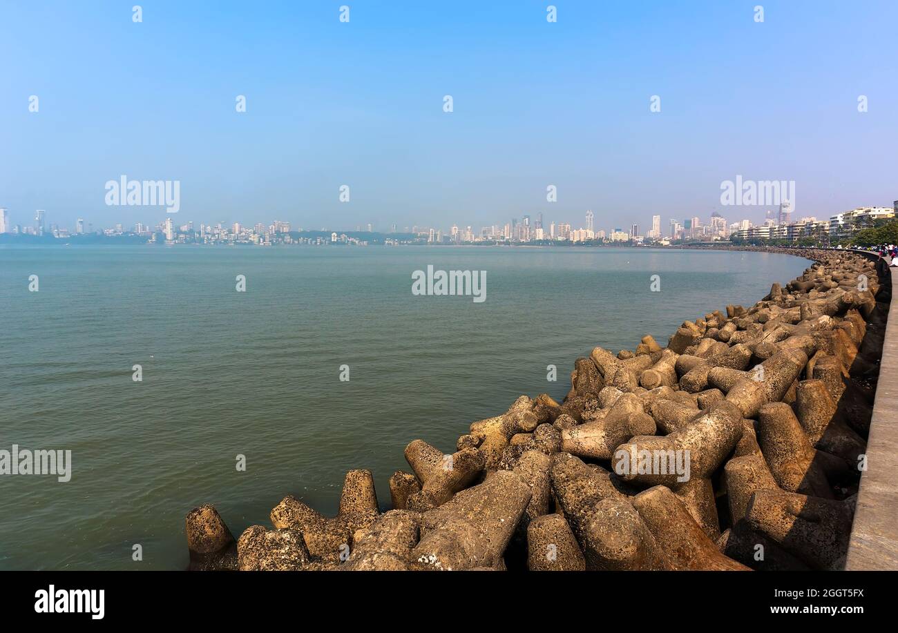 Bombay am Meer. Mumbai, das größte und industrialisierteste Stadtgebiet Indiens. Stockfoto