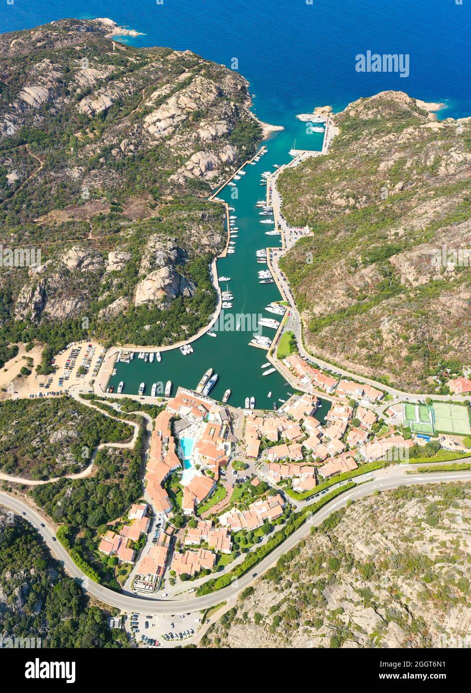 Blick von oben, atemberaubende Luftaufnahme des Dorfes Poltu Quatu mit seinem schönen Hafen voller Boote und Luxusyachten. Sardinien, Italien. Stockfoto