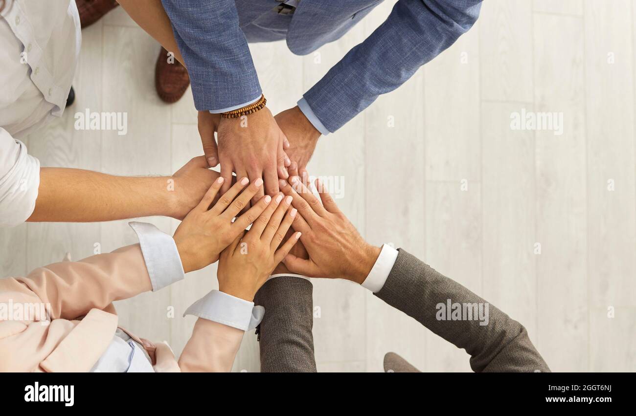 Die Kollegen aus der Wirtschaft falten sich die Hände, was ihre Einheit und Unterstützung symbolisiert. Stockfoto