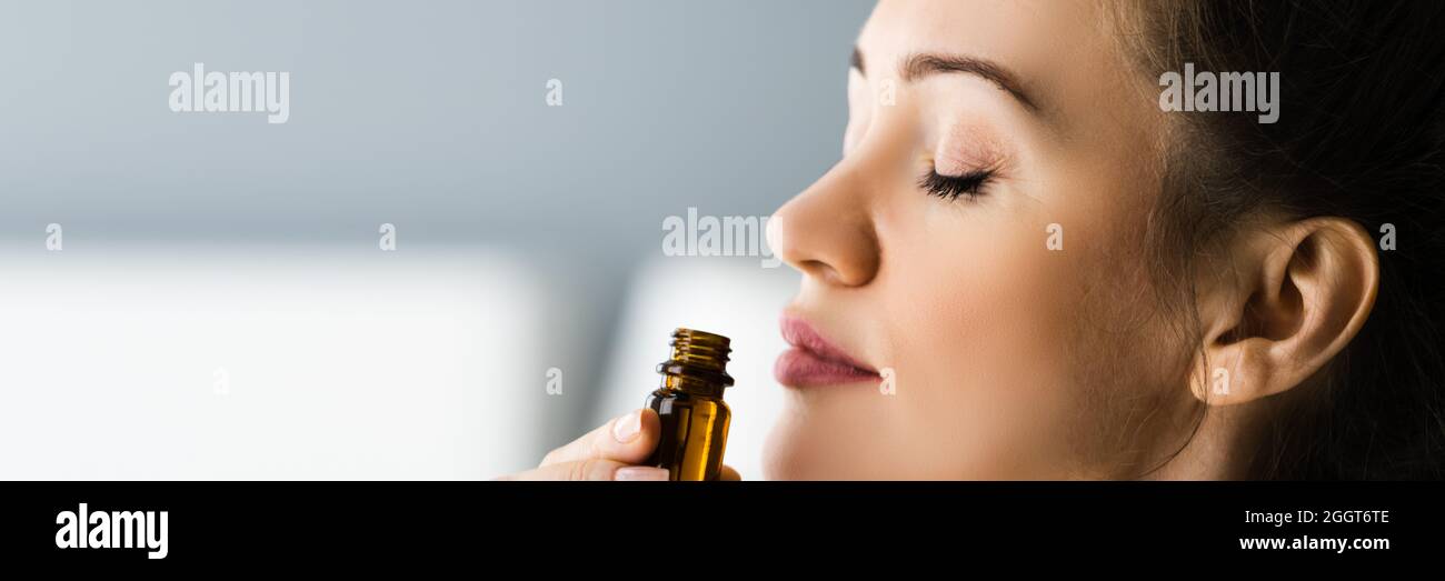 Ätherisches Öl Aromatherapie. Nase Inhaliert Geruch Nach Aroma Stockfoto