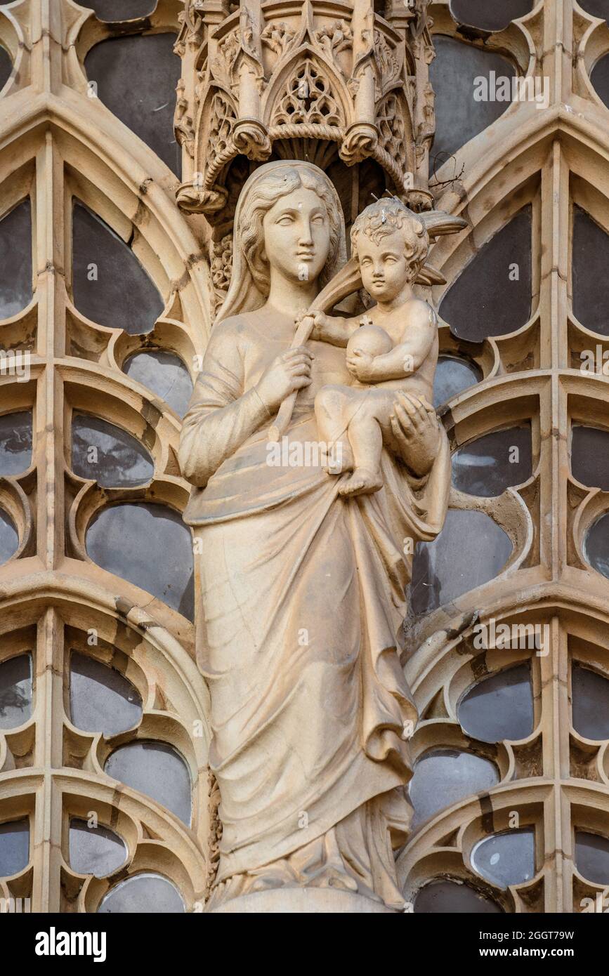 Albi, Frankreich. 8. August 2021. Jungfrau Maria und Jesus Christus Steinskulptur Figur im Tor der Albi Catedral. Stockfoto