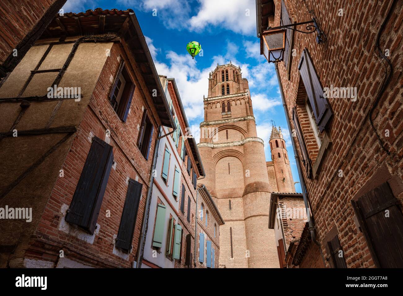 Heißluftballon fliegt über der Kathedrale von Albi in Südfrankreich Stockfoto