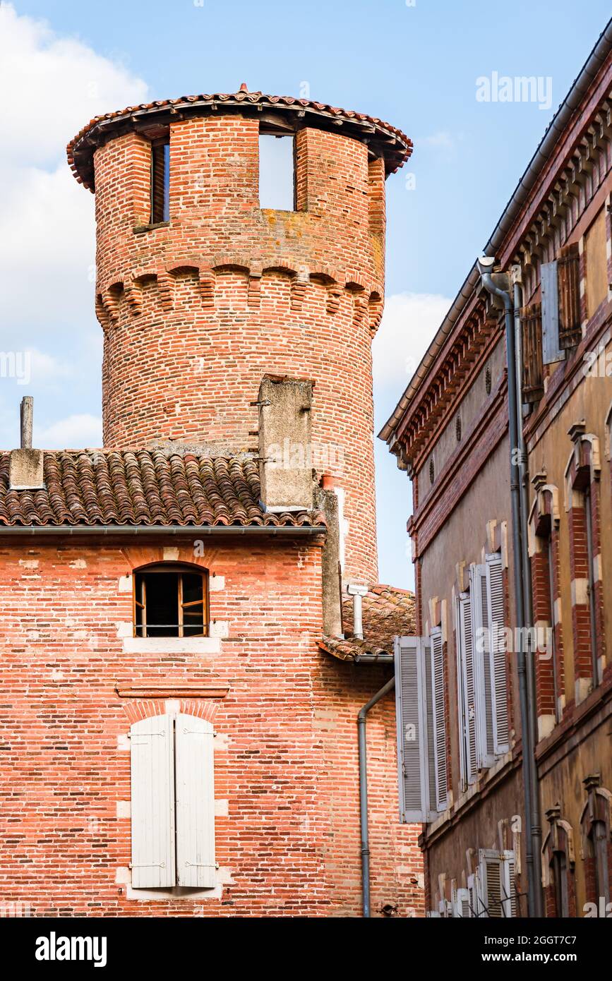 Malerischer Backsteinturm steht über anderen Gebäuden in der Altstadt von Albi, Frankreich. Stockfoto