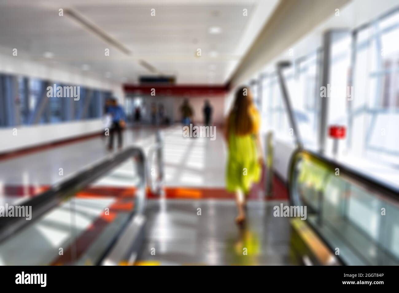 Verschwommener Laufsteg oder Travelator in der U-Bahn-Station in Dubai Stockfoto