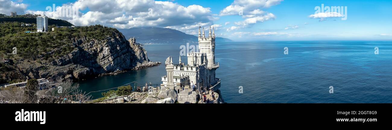 Das Panorama der alten Burg auf dem Felsen, das Symbol der Republik Krim auf dem Hintergrund des blauen Meeres. Jalta. Schwalbennest Stockfoto