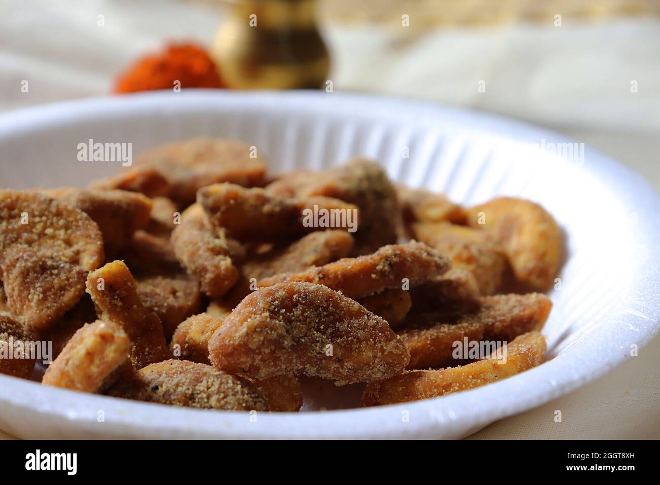 Sharkara Varatti/upperi/Jaggery beschichtete Bananenchips auf Papierplatte /Kerala/Onam Festival Stockfoto