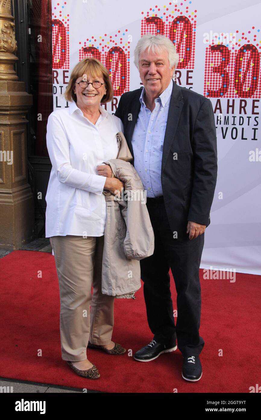 Hamburg der 01.09.2021 -Rolf Zuckowski und Ehefrau Monika feiern auf dem roten Teppich 30 JAHRE SCHMIDTS TIVOLI das Kieztheater feierte am 1. Septum Stockfoto