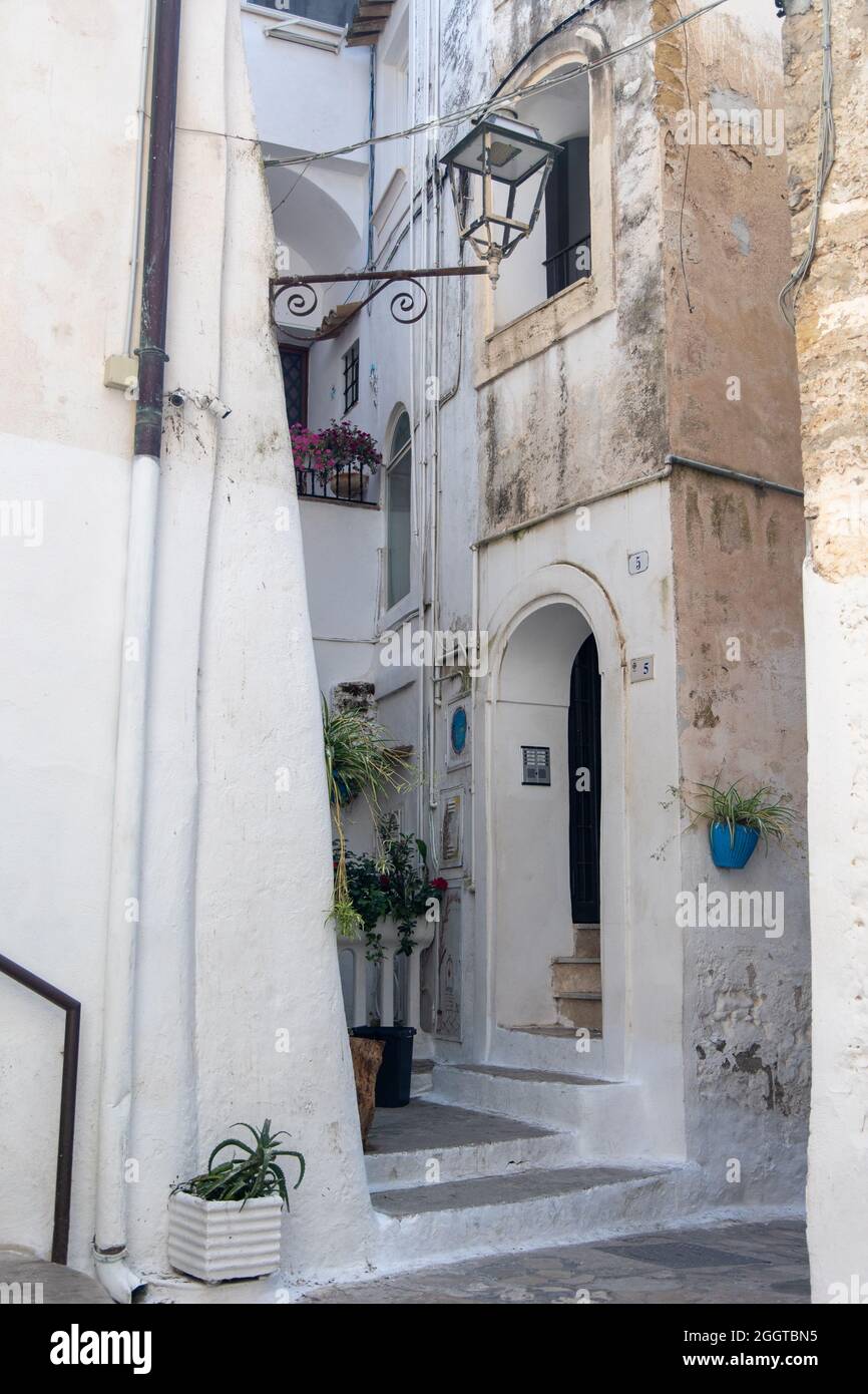 Sperlonga, Italien - august 18 2021 - die malerischen Straßen in der malerischen Architektur von Sperlonga, einer Küstenstadt in der Provinz Latina, Italien, Stockfoto