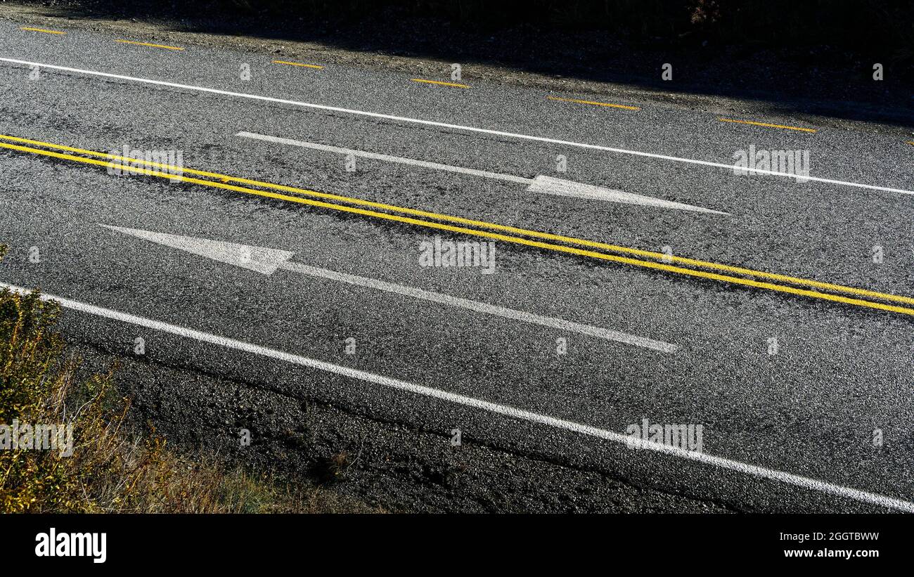 Das Leben ist eine zwei-Wege-Straße, eine neuseeländische Straße. Stockfoto