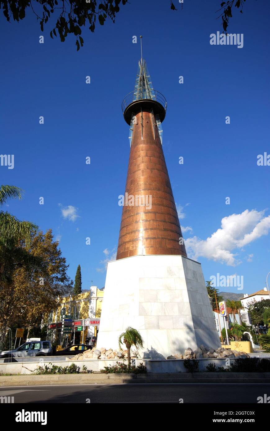 Kupfer Obelisk im Plaza Monsignore Rodrigo Bocanegra, Marbella, Costa del Sol, Provinz Malaga, Andalusien, Spanien. Stockfoto