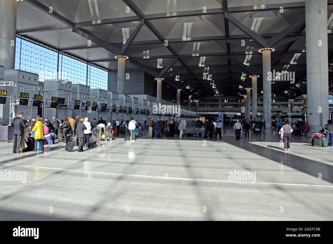 Passagiere warten in für Flüge in Terminal 3 Abflug Lounge am Flughafen Malaga, Malaga, Costa del Sol, Spanien zu prüfen. Stockfoto
