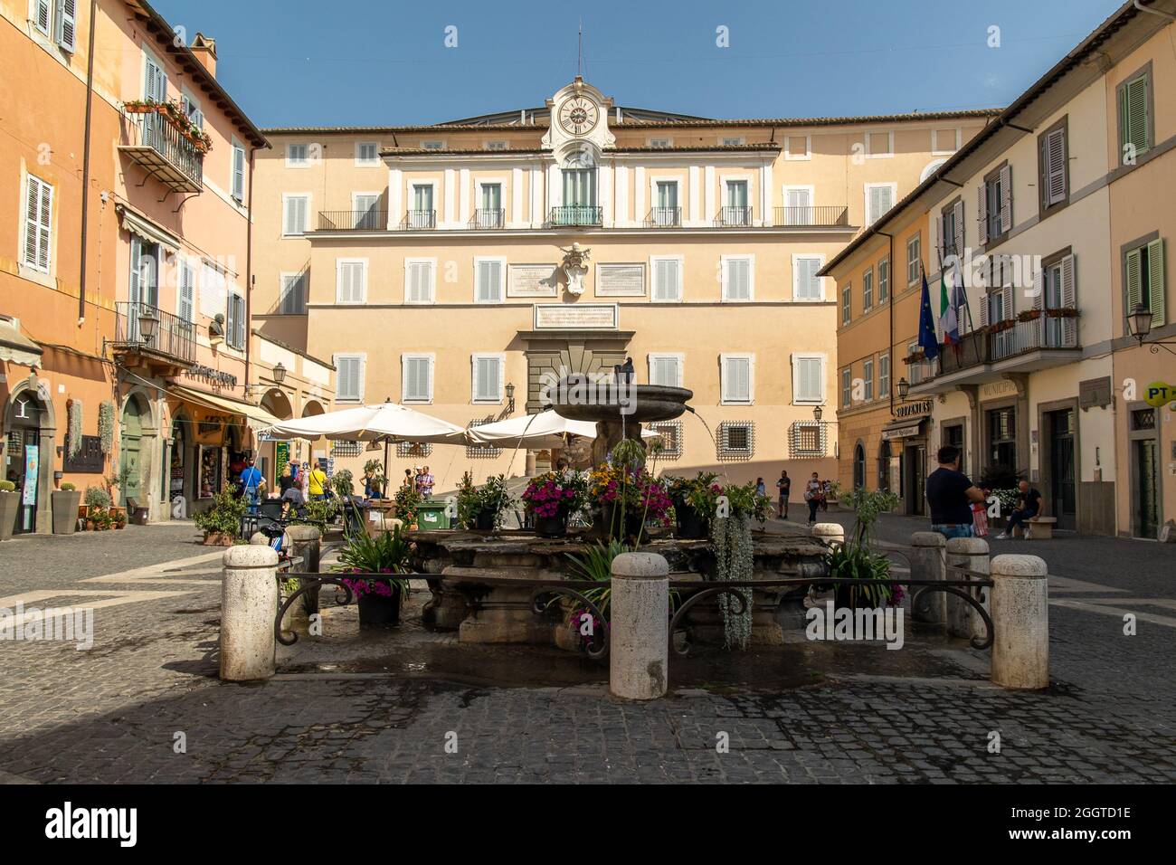 Castel Gandolfo, Italien - august 16 2021 - Bernini-Brunnen vor dem Apostolischen Palast von Castel Gandolfo - ehemalige Sommerresidenz des Papstes Stockfoto