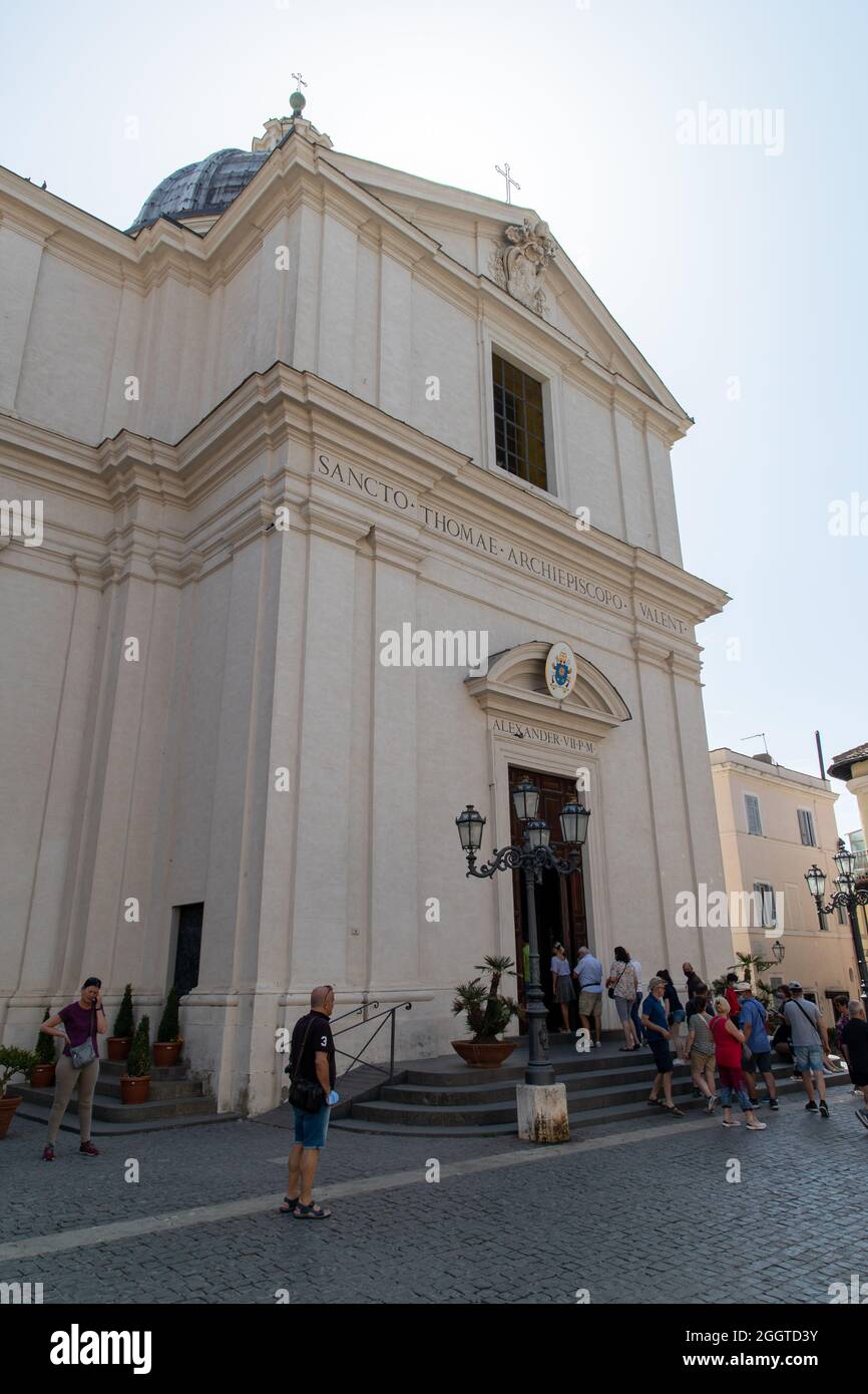 Castel Gandolfo, Italien - august 16 2021 -Collegiata di San Tommaso da Villanova auf dem Hauptplatz in Castel Gandolfo, der Sommerresidenz des Papstes, Italien Stockfoto
