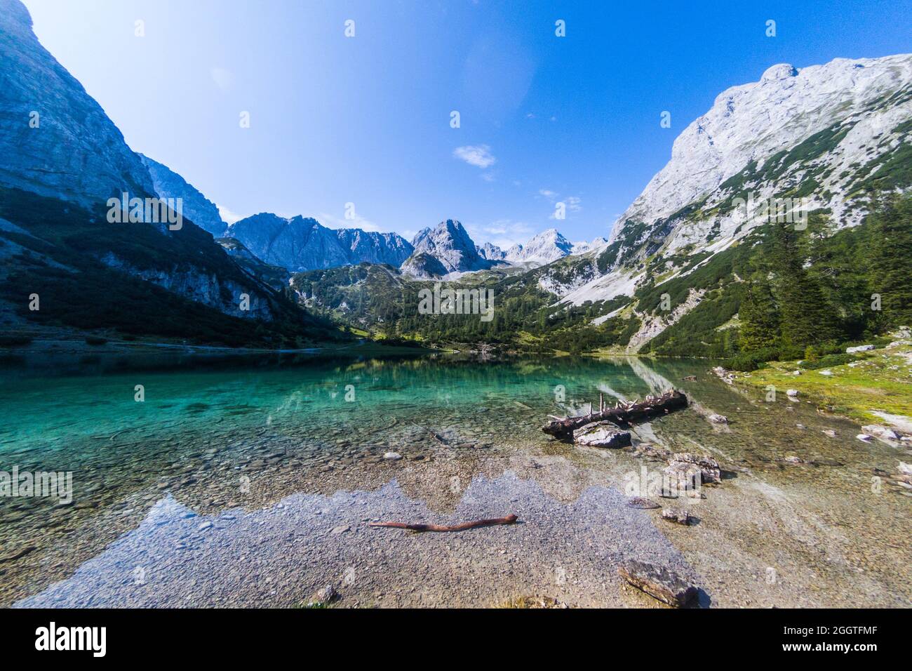 Wunderschöner Herbsttag im Seebensee mit Zugspitze im Hintergrund - Ehrwald, Tirol - Österreich Stockfoto