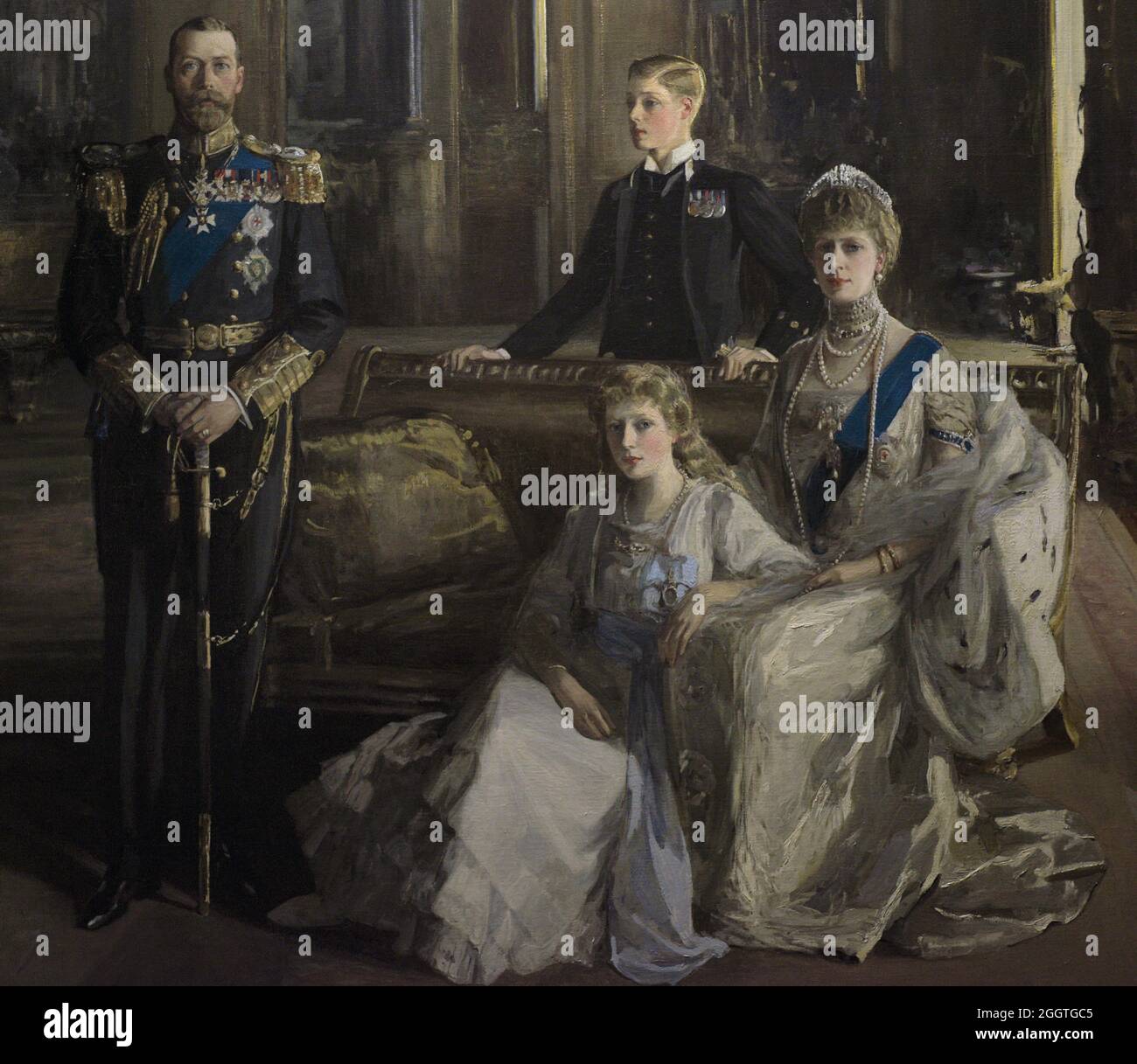 Die königliche Familie im Buckingham Palace, 1913. Porträt von John Lavery (1856-1941). Öl auf Leinwand (340,3 x 271,8 cm), 1913. König Georg V. (1865-1936), Prinzessin Mary, Gräfin von Harewood (1897-1965), Prinz Edward, Herzog von Windsor und zukünftiger Edward VIII (1894-1972) und Königin Mary (1867-1953). Details. National Portrait Gallery. London, England, Vereinigtes Königreich. Stockfoto