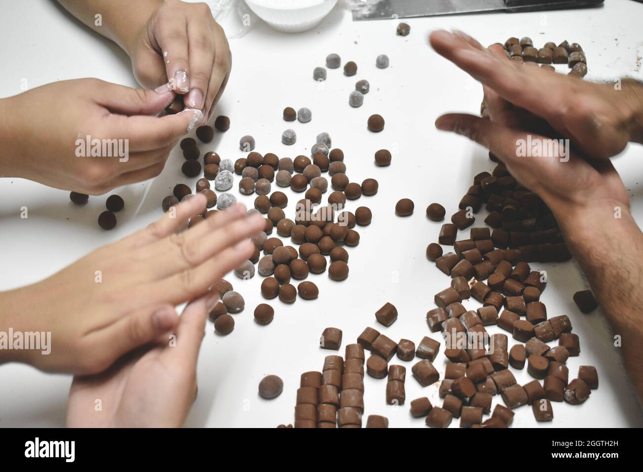 Menschliche Hände arbeiten an einem weißen Tisch Stockfoto