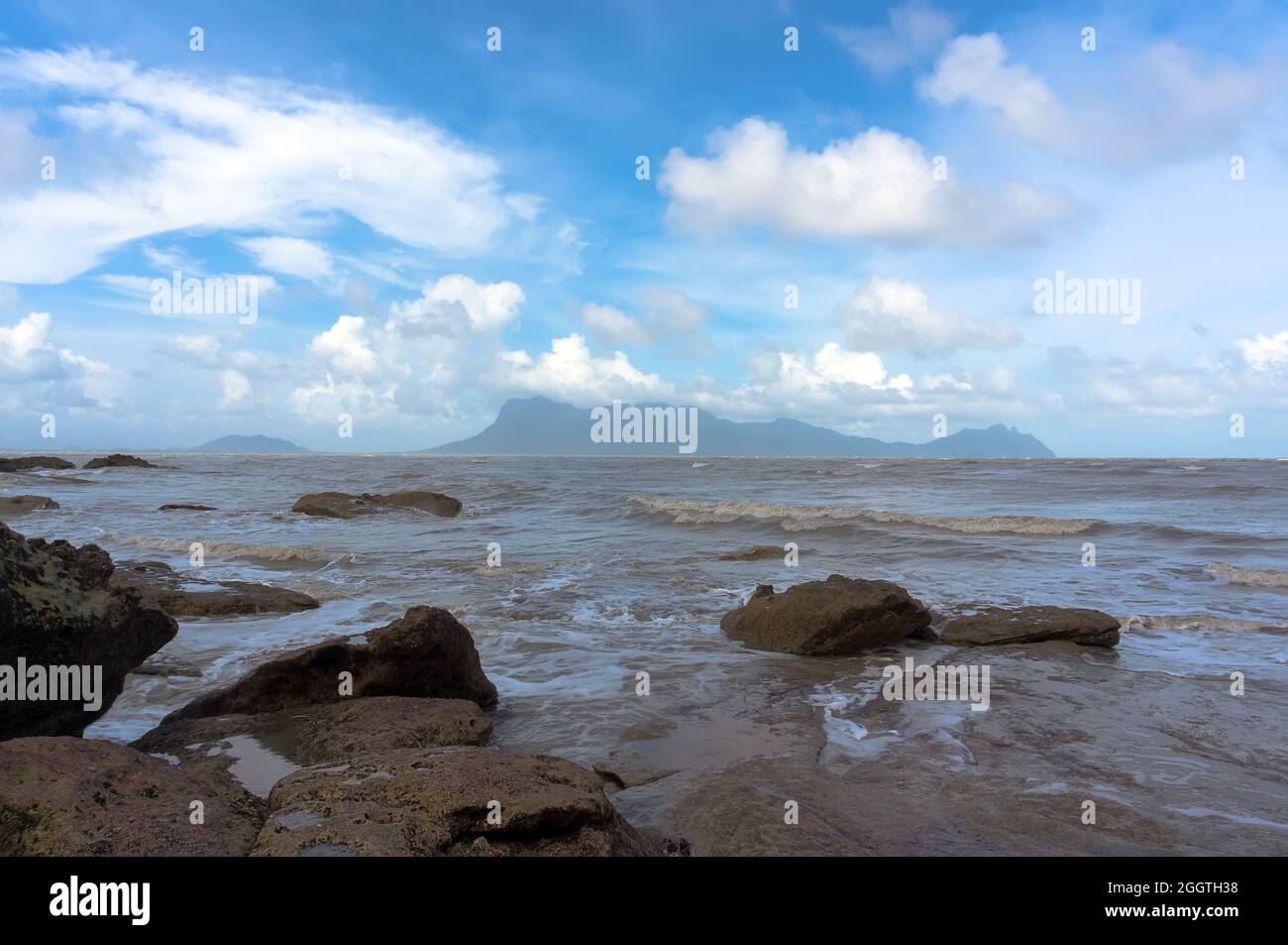 Felsküste der Insel Borneo mit grauem Meer Stockfoto
