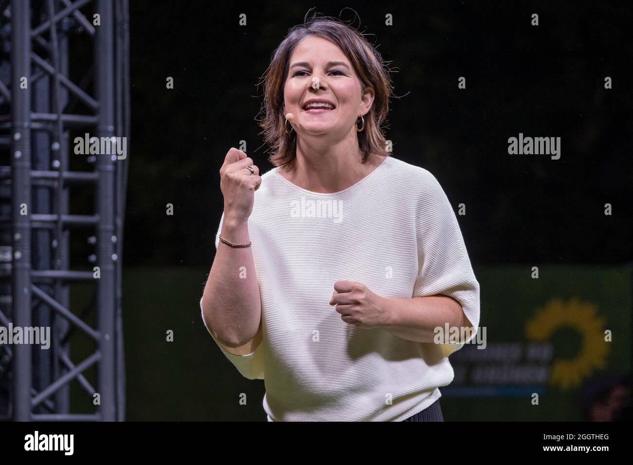 politik-annalena-baerbock-fotos-und-bildmaterial-in-hoher-aufl-sung