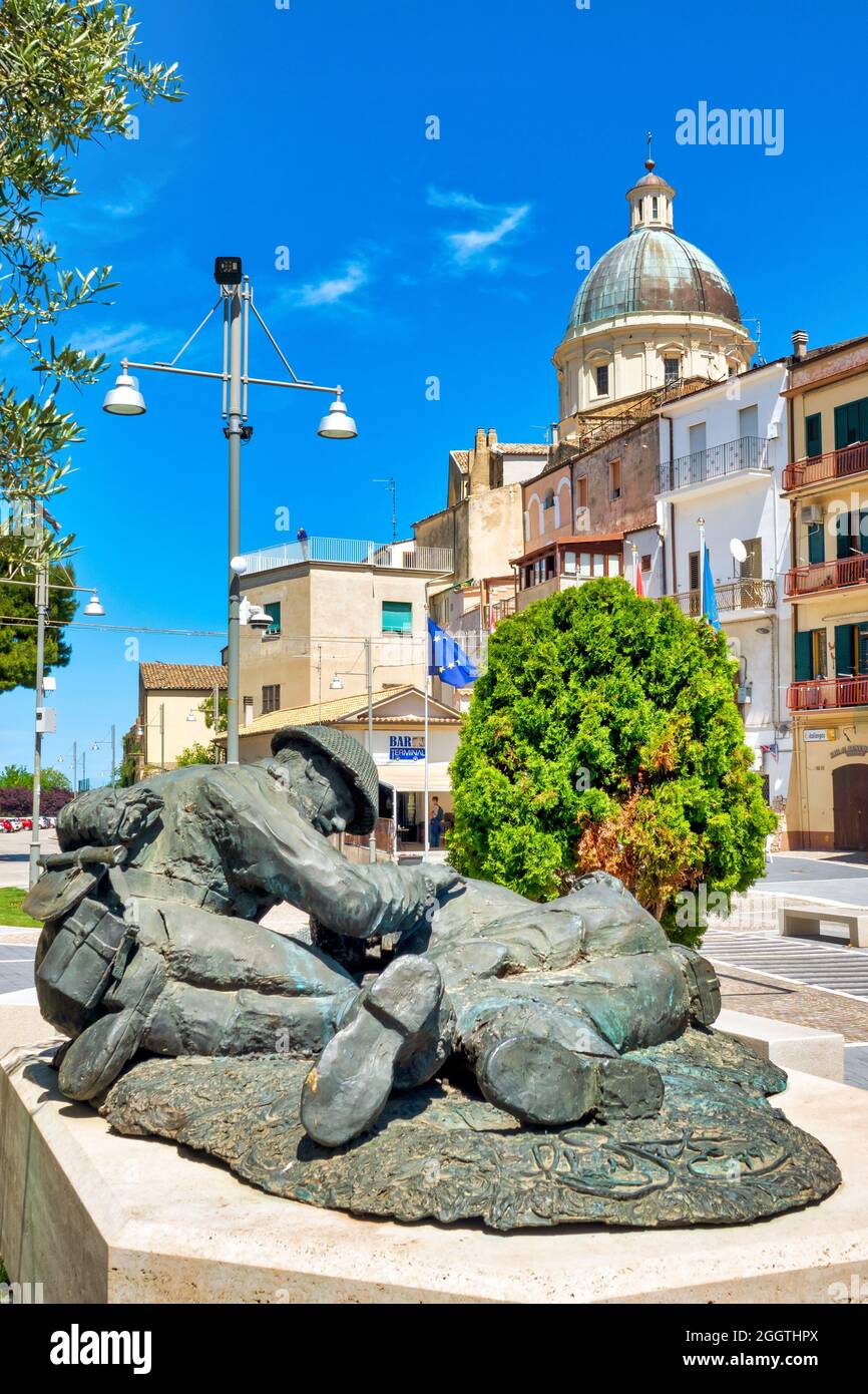 Denkmal „der Preis des Friedens“ auf der Piazza Plebiscito in Ortona, Italien. Stockfoto