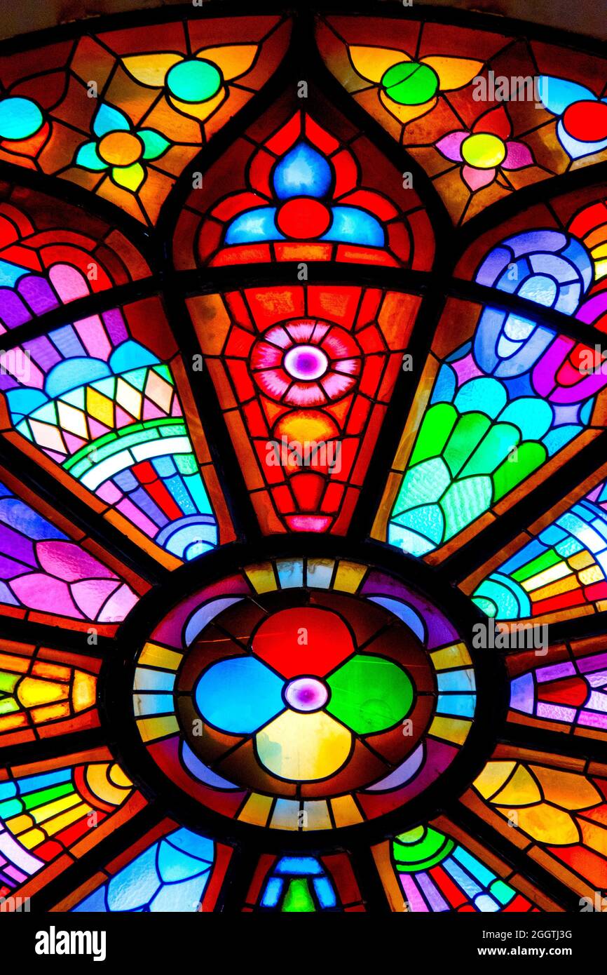 Glasmalerei in der Kathedrale von San Giustino, Chieti, Italien Stockfoto