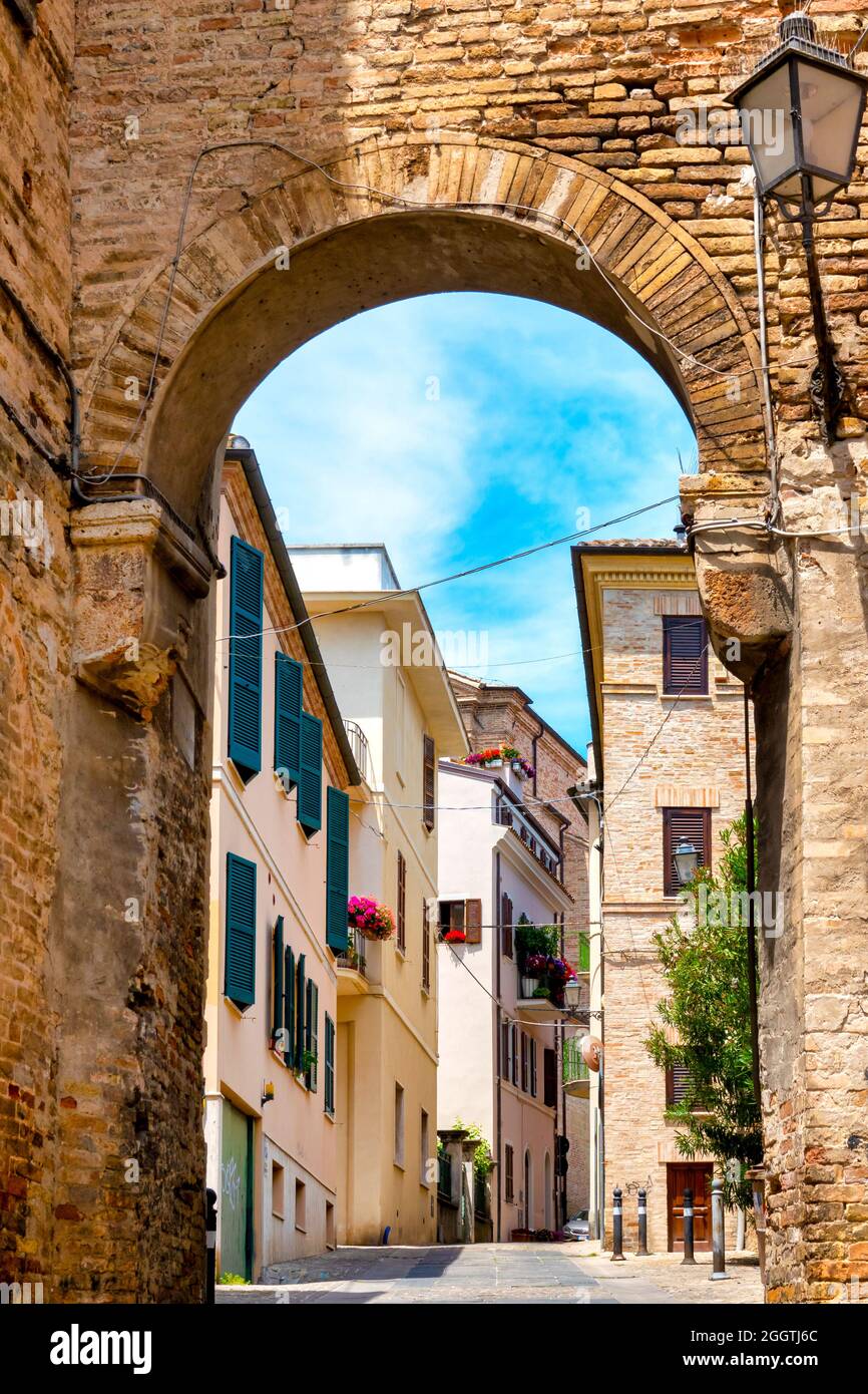 Biegen Sie in die Via Gioaccchino Rossini, San Benedetto del Tronto, Italien, ein Stockfoto