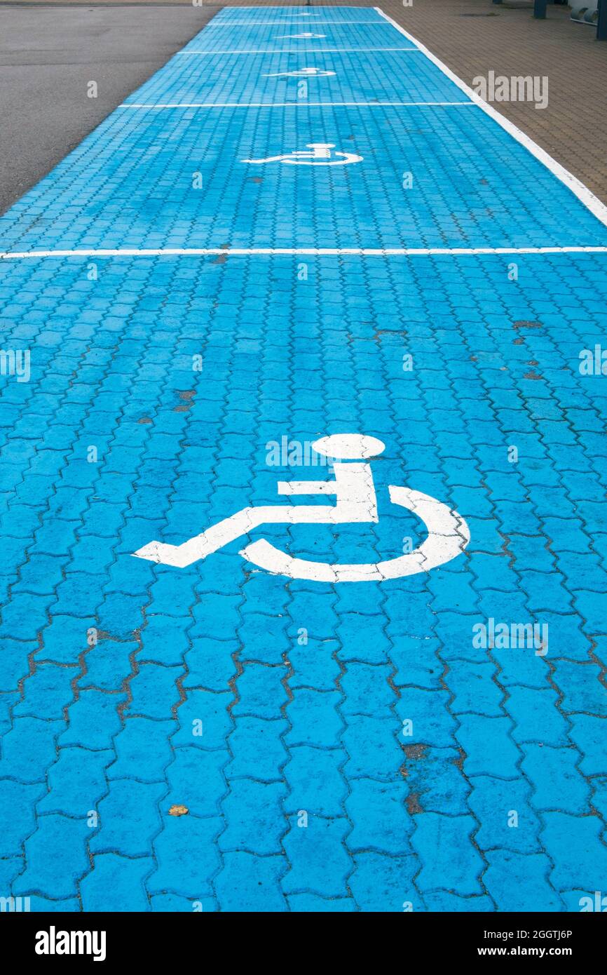 Behindertenparkplätze mit blau-weiß lackierter Markierung Stockfoto
