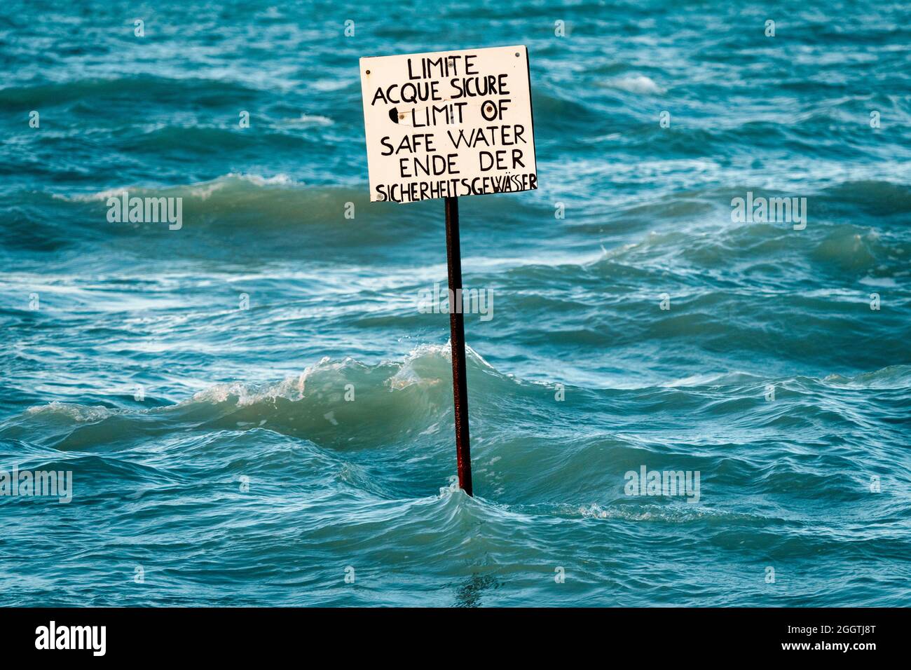 Schild „Limit of Safe Water“ in Silvi Marina, Italien Stockfoto