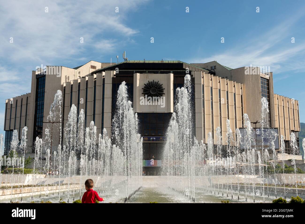 Blick in die Innenstadt von Sofia Bulgarien auf die Brunnen und das ikonische Gebäude des Nationalen Kulturpalastes oder NDK Stockfoto