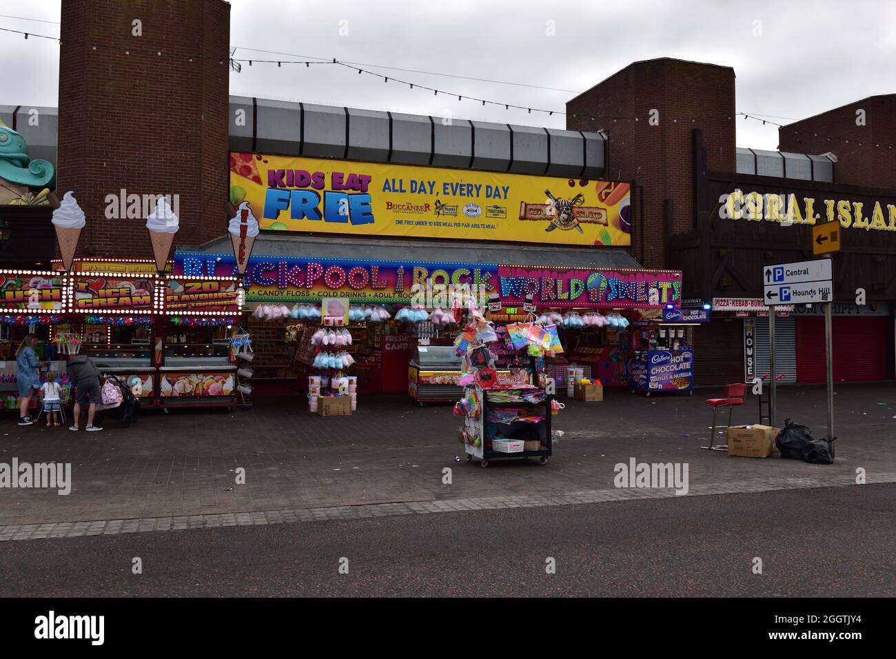 Blackpool Rock and Sweet Shop, befindet sich an der Außenseite von Coral Island Stockfoto
