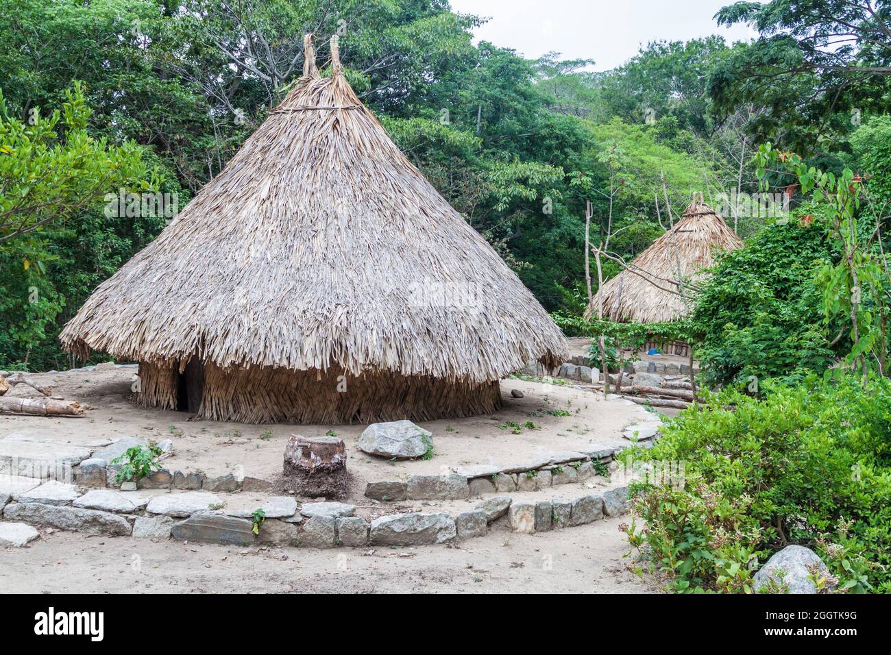 Traditionelle rustikale Häuser indigener Kogi im Tayrona Nationalpark, Kolumbien Stockfoto