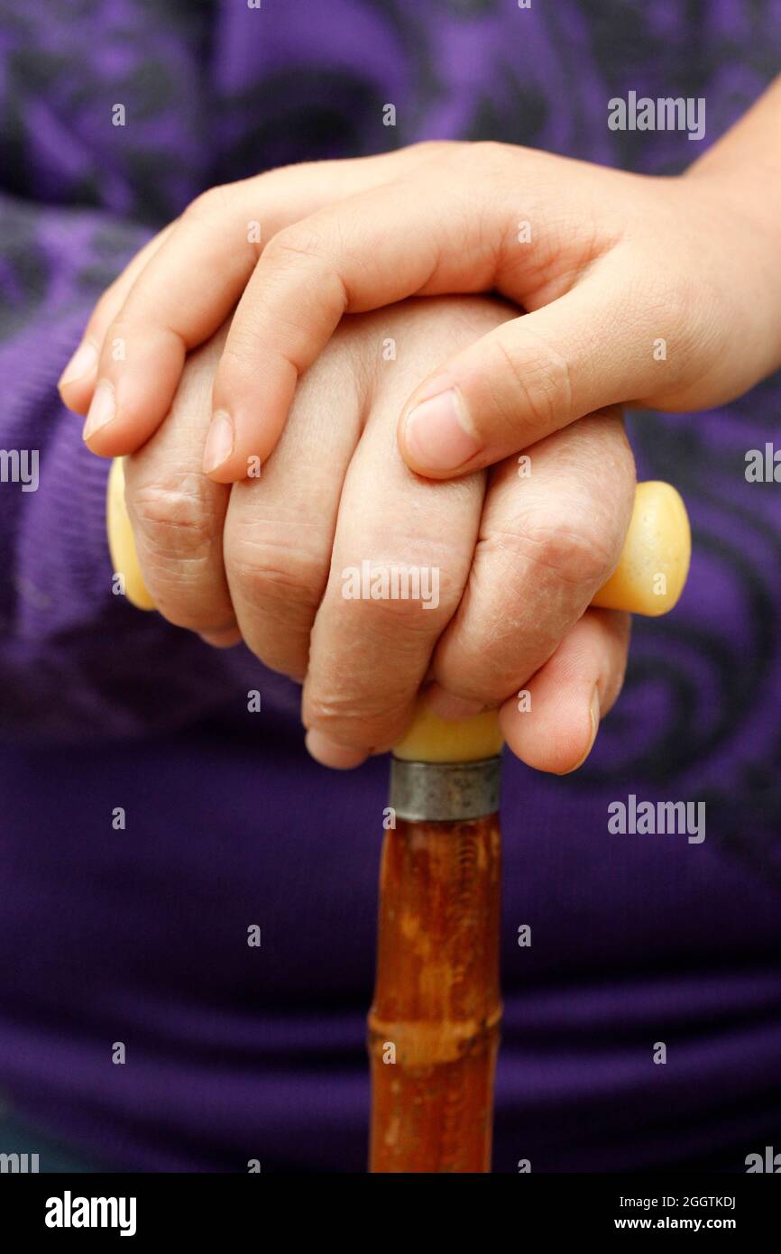 Alte Frau und ihre Enkelin. Hände, die Liebe und Zuneigung ausdrücken. Stockfoto