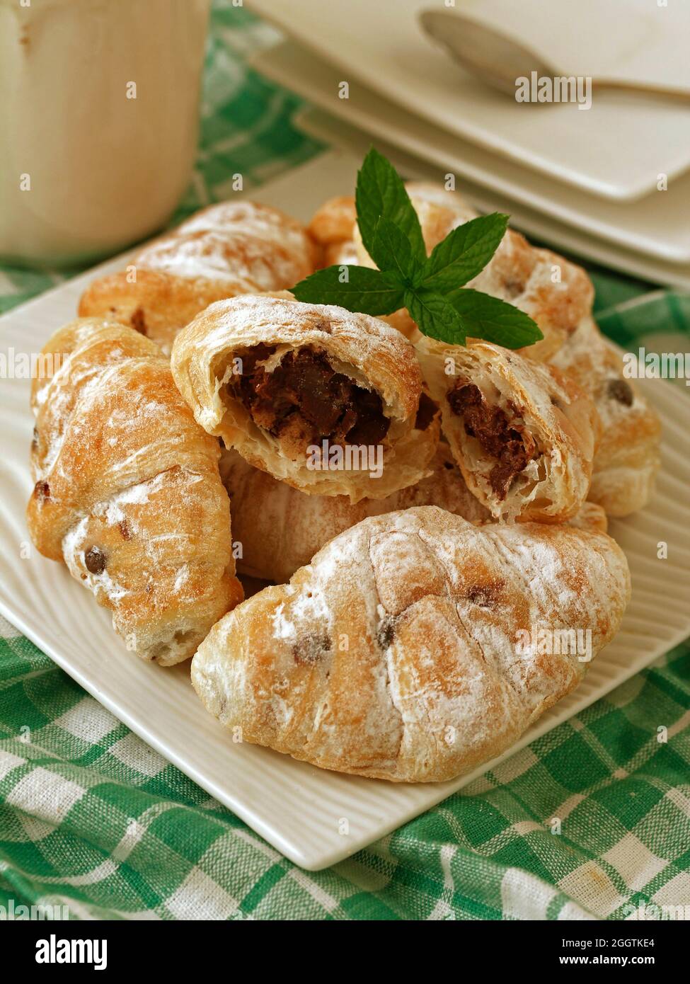 Gefüllte Mini-Croissants mit Schokolade. Stockfoto