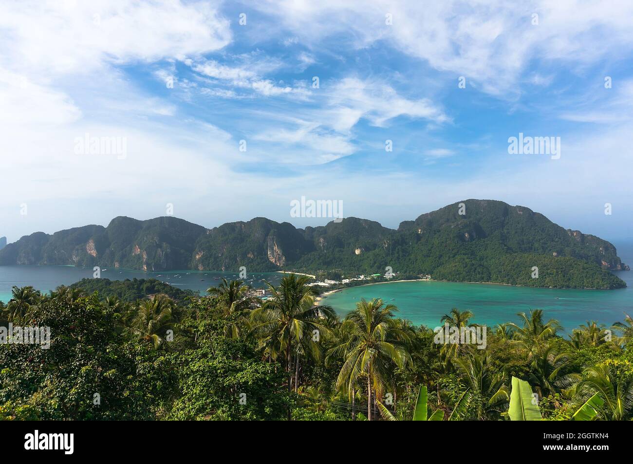 Reisebild im Retro-Hipster-Stil von Reiseurlaub Hintergrund - tropische Insel mit Resorts - Phi-Phi Insel, Provinz Krabi, Thailand Stockfoto