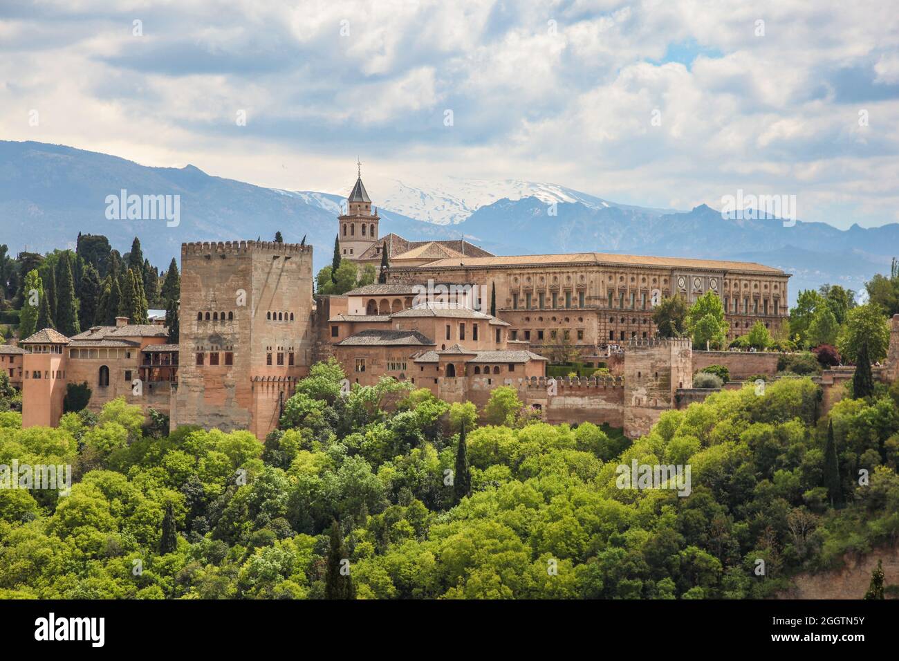 Blick über das Tal zur Alhambra in Granada Spanien. Diese Festung stammt aus der Mitte des 13. Jahrhunderts Stockfoto