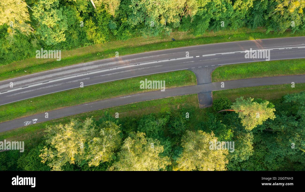 Draufsicht auf eine leichte Kurve der Asphaltstraße mit einem Radweg neben, Woiwodschaft Podlachie, Polen, Europa Stockfoto