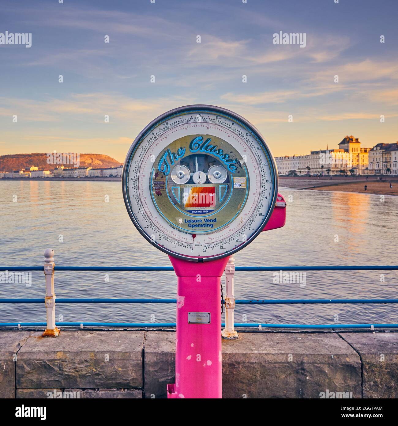 Eine alte Wägemaschine an der Küste von Llandudno, Nordwales Stockfoto