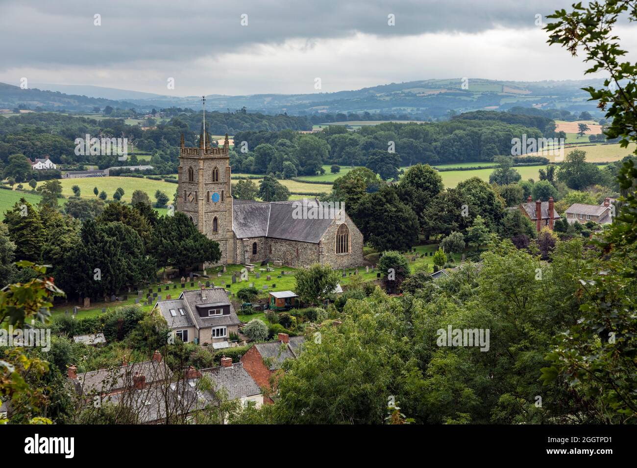 Blick über die Stadt zur St. Nicholk Kirche von den Burgmauern, Montgomery, Powys, Wales Stockfoto