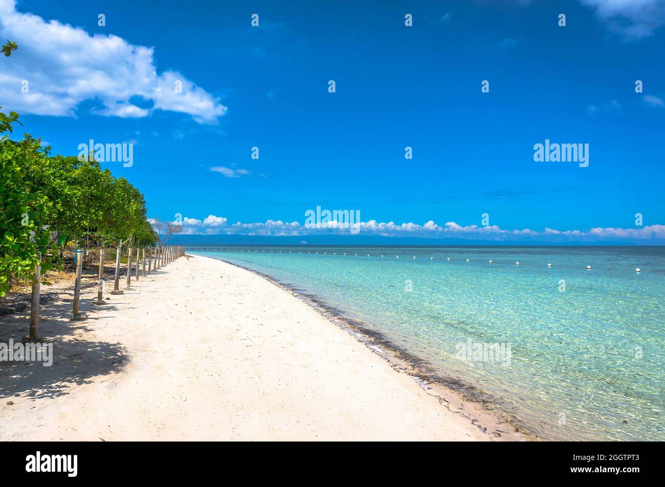 Ufer des philippinischen Meeres mit weißem Sand und klarem, sauberem Wasser Stockfoto